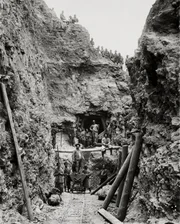 Europäische Ingenieure und chinesische Arbeiter beim Bau der Strecke, Yunnan, China