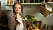 Je länger der Krieg dauert, desto weniger gibt es zu essen. Elfriede Kuhr (Elisa Monse) verschafft sich einen Überblick über die verbliebenen Vorräte.