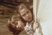 Verstohlen blicken James (Jason Bateman, l.) und Cassandra (Missy Francis, r.) aus dem Wagenverschlag, um das Gespräch zwischen Charles und ihrem Onkel Jed zu verfolgen.
