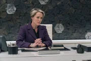 Führt ein verdammt strenges Regiment, um eine internationale Krise zu verhindern: FBI Acting Director Eleanor Hirst (Mary Stuart Masterson) ...