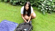 Um an Geld für eine Brust-OP zu kommen, durchsucht Darja die Taschen der Badegäste..Um an Geld für eine Brust-OP zu kommen, durchsucht Darja die Taschen der Badegäste..