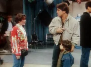 Samantha (Alyssa Milano, l.) und Tony (Tony Danza, 2.v.r.) bewerben sich für die gleiche Stelle.