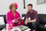 (2. Staffel) - Weiß Johannes (r.) von Revolverheld, worauf er sich da eingelassen hat? Cindy aus Marzahn (l.) wird ihn und seine Band auf ihrer "Lass uns gehen"-Tour begleiten ...