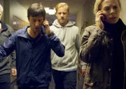 Maria (Eva Röse) ist mit ihren Kollegen Sebastian (Erik Johansson, Mitte) und Arvidsson (Peter Perski) unterwegs zu einem Tatort.