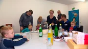 Ritual im Familienbetrieb: zusammen Mittagessen in drei Generationen mit 14 Personen.