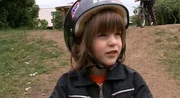 Rufus zeigt, welche gewagten Spr??nge er schon mit seinem BMX Rad machen kann.