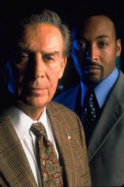 Detective Lennie Briscoe (Jerry Orbach, li.) und Detective Edward Green (Jesse L. Martin) müssen den Entführer von Affen aus einem Versuchslabor auf die Spur kommen. Denn während der Entführung konnte einer der mit Aids-Viren infizierte Affen entkommen. Er hat einen Forscher gebissen, der durch ein allergischen Schock gestorben ist.