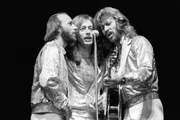 Die Bee Gees während eines Konzerts im Rahmen ihrer „Spirits Having Flown“-Tour im Madison Square Garden im September 1979 in New York