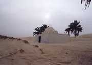 Ein Marabut-Heiligtum am Rande der tunesischen Sahara. Marabuts sind islamische Pilgerstätten, an denen heilige Männer verehrt werden.