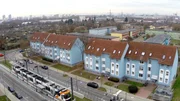 Die Reportage zeigt einen authentischen Eindruck der „Benz-Baracken“ von Mannheim. Glaubwürdig und authentisch, sehr nah dran und ohne dramaturgische Zuspitzung. Es gibt viele beklemmende Momente, aber auch immer wieder Herzlichkeit mit einer großen Portion Humor.