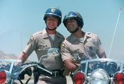 Officer Jon Baker (Larry Wilcox, l.) und Officer Francis 'Ponch' Poncherello (Erik Estrada)