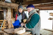 Toni (Roland Frey) hat den Auftrag für die Hexenmaske bekommen und möchte die Arbeit an Sophie (Janina Flieger) weitergeben.