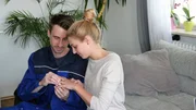 Jens schenkt Jackie einen Ring zum Geburtstag