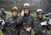 Walther beim Paintball-Spiel mit den Ukrainerinnen Lena (l.) und Elena (r.)