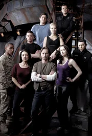 v.li. Louis Ferreira; David Blue; Brian J. Smith; Alaina Huffman; Jamil Walker Smith; Ming-Na; Robert Carlyle; Elyse Levesque; Lou Diamond Phillips