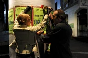 rAnnina hilft ihrem Vater Dieter, für das Comeback der "Klauns" zu plakatieren.... (Tanja Wedhorn, li.; Jochen Nickel, re.)