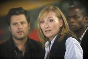 Shawn (James Roday, l.) und Gus (Dulé Hill) erfahren von der Vizepräsidentin des Vergnügungsparks, Eve Asher (Nora Dunn), von dem tragischen Unfall, der bereits 15 Jahre zurückliegt.