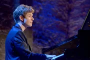 Alexej Gorlatch spielt den 1. Satz aus dem Klavierkonzert Nr.2 von Frédéric Chopin.