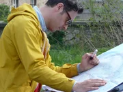 drehscheibe: Expedition Deutschland - Von Buxtehude bis Weil am Rhein. Reporter Christian Landrebe beim Kartenstudium: wie geht's weiter auf der B3?