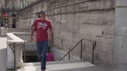 Todd hat vor, sich mit einem Kaffee-Food-Truck vor dem Louvre in Paris aufzustellen. Leider ist die französische Hauptstadt nicht besonders offen für neue Ideen dieser Art ...