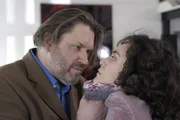 Sensationsjournalist Gessner (Michael Brandner) knöpft sich Jennifer Lohmann (Idil Üner) vor, weil die ihm brisante Unterlagen vorenthält.