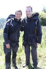 Bear Grylls (l.), Tom Arnold