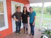 Tiny House Hunters Season3 EP Fresh Start in Asheville, Tiny House Hunters Staffel3 EP Schmales Budget
Tiny House expert, Randy Jones (L), searched the Area of Asheville, NC for "move-in ready" options for potential home buyer Elena (c) and her friend Christian, as seen on Tiny House Hunters.