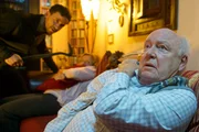 Für ein älteres Ehepaar nimmt das Jahr ein erschreckendes Ende: Sie werden am Silvesterabend Opfer brutaler Räuber.
