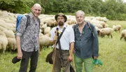 WDR Fernsehen MIT BOCK DURCHS LAND, "Folge 2 Ein Beruf in der Stille, der harte Arbeit ist", am Mittwoch (27.05.15) um 21:00 Uhr.
Hubertus Meyer-Burckhardt (r) und Ralf Morgenstern (l), begleiten Wanderschäfer Maik Randolph mit seiner Schaf- und Ziegenherde durchs Land.