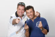 Jörg (l.) und Dragan aus Köln-Worringen sind Vollprofis, wenn es darum geht, des Deutschen liebstes Spielzeug an den Mann bzw. die Frau zu bringen. Sie kennen jeden Trick und haben immer einen passenden Spruch auf Lager.