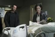 Als Jane (Jaimie Alexander, r.) versucht, ihrer Vergangenheit mit einem Besuch bei Wellers (Sullivan Stapleton, l.) sterbenskranken Vater auf die Sprünge zu helfen, wird ihr klar, dass da alle Erinnerungen verschwunden sind. Da behilft sie sich mit einer Notlüge ...