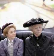 Anne (Megan Follows, li.) und Mrs. Harris (Wendy Hiller)