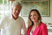 Max Moor startet in Potsdam, wo er die Grafikerin und Schriftstellerin Florentine Joop (re.) im alten Stammsitz von Wolfgang Joops Familie besucht.
