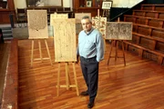 Dr. Juan A. de Carlos vom Instituto Cajal in Madrid, Experte auf dem Gebiet der Arbeiten des Mediziners Santiago Ramón y Cajal, mit Cajals Zeichnungen von Nervenzellen
