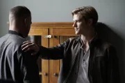 MacGyver (Lucas Till, r.) muss Jack (George Eads, l.) schnell wieder auf die Beine helfen, als in dessen Wohnung eingebrochen wird, denn auf das Team wartet ein wichtiger Einsatz in Ecuador ...