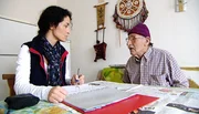 Zeynep Babadagi-Hardt von der Duisburger "Pflegezentrale" im Gespräch mit einem Patienten.