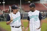 Couch Mel (Danny Glover, r.) mit dem neuen Schlagcouch Wade Boggs (spielt sich selbst), der selbst jahrelang erfolgreich Baseball gespielt hat.