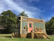 Tiny House Hunters Season3 EP Fresh Start in Asheville, Tiny House Hunters Staffel3 EP Schmales Budget
As seen on Tiny House Hunters, with tiny house expert Randy Jones, and her best friend Christian, potential home buyer Elena, admires the innovative design of this 240 sq. foot tiny house in Swannanoa, NC.