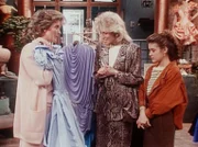 Angela (Judith Light, M.) sucht Samantha (Alyssa Milano, r.) ein Kleid für den Schulball aus.