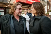 Erichsen (Armin Rohde, l.) und Lisa Brenner (Barbara Auer, r.)
Im Hintergrund: Apothekerin und Wachman Ronny Vogel (Nova Meierhenrich u. Clemens Schick)
Honorarfrei - nur für diese Sendung bei Nennung ZDF und GORDON Photographie
