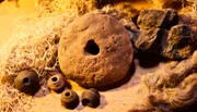 Webgewichte sind häufige Funde, die auf die Verwendung von stehenden Gewichtswebstühlen bei den Alamannen deuten. Exponat aus dem Museum Ellwangen