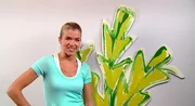 Heute geht es blumig zu in den Lach- und Sachgeschichten. Anke spricht mit ihrer Pflanze, damit dieser eine Blüte wächst.