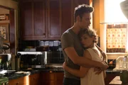 R: Scarlett O'Connor (Clare Bowen)