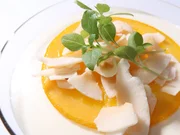 Orangen-Panna-cotta mit gerösteten Kokosflocken.