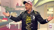 „Der Dennis“, die Kultfigur von Comedian Martin Klempnow, führt bei RTL II durch eine temporeiche Stunde voller Stand-Up, Einspieler, Publikumsspiele und Parodien bekannter Persönlichkeiten.