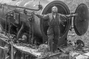 Sisif (Severin Mars), halb blind nach einem Auffahrunfall, vor seiner LokomotiveZur ARTE-Sendung La Roue (2/2) Sisif (Severin Mars), halb blind nach einem Auffahrunfall, vor seiner Lokomotive © Jérôme Seydoux/Pathé Foto: ZDF