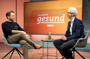v.li.: Moderator Dennis Wilms und Prof. Dr. med. Tobias Esch.