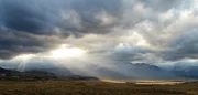 Im Schatten der Anden liegt ein Land, vom Wind zerschlagen und von der Sonne verbrannt - die Patagonische Steppe. Charles Darwin selbst beschrieb diese Länder als "erbärmlich und nutzlos" und doch lebt es, indem es sich neu erfindet, auf eine seltsame und wunderbare Weise.