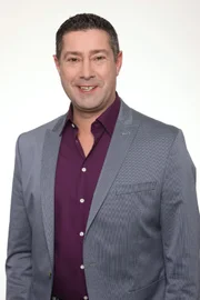 In jeder 90-minütigen investigativen Comedy-Show begrüßt Joachim Llambi vier prominente Gäste, die im Auftrag der Zuschauer in den Urlaub geschickt werden.