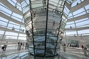Die Kuppel des Reichstags spiegelt die architektonische Modernität Berlins wider. Erst seit 1990 ist die Stadt an der Spree wieder deutscher Regierungssitz.
